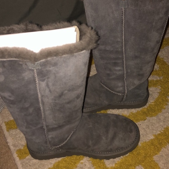Women’s UGGS - Picture 2 of 3